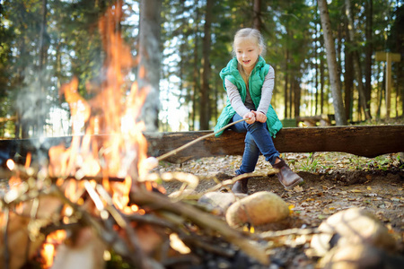 在森林里的女孩图片