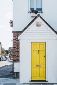在伦敦, 英国的房子的传统色彩鲜艳的黄色门