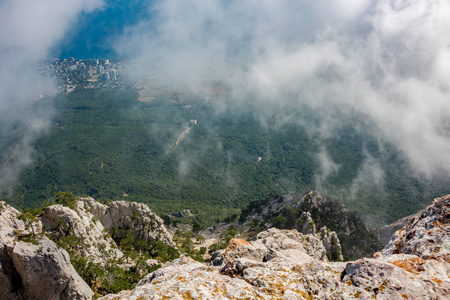 克里米亚的南海岸。在克里米亚艾 ipetri 山的山顶。在悬崖之上