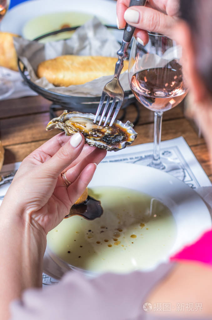 牡蛎在女性手中