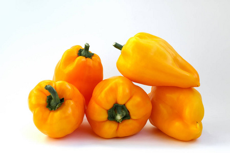 辣椒钟新鲜和甜橙颜色在孤立的白色背景。蔬菜类农产品
