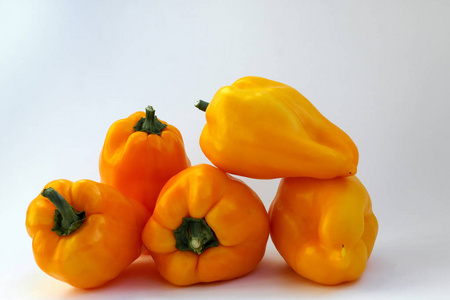 新鲜和甜胡椒铃在孤立的白色背景。蔬菜农副产品。橙色颜色