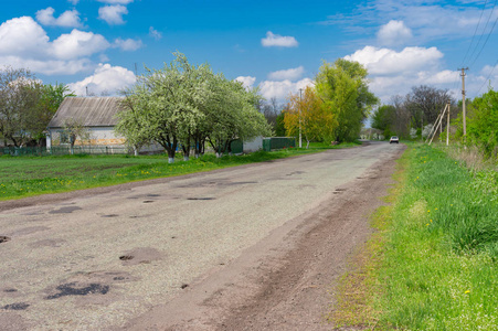 春天的风景与旧路通过 dmukhailivka 村, dneproprovivskaya 州, 乌克兰