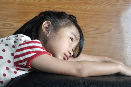 小的亚洲孩子感到孤独的在黑暗的房间里照片