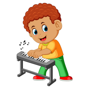 快乐的小男孩弹钢琴