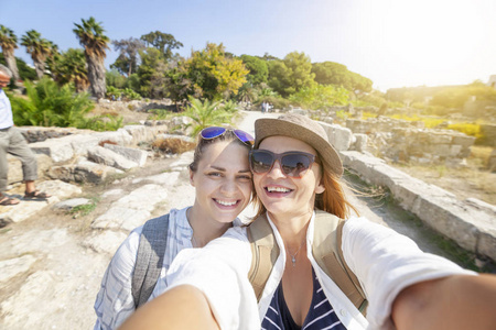 两个美丽的愉快的年轻妇女在度假和旅行时自拍, 积极的生活方式