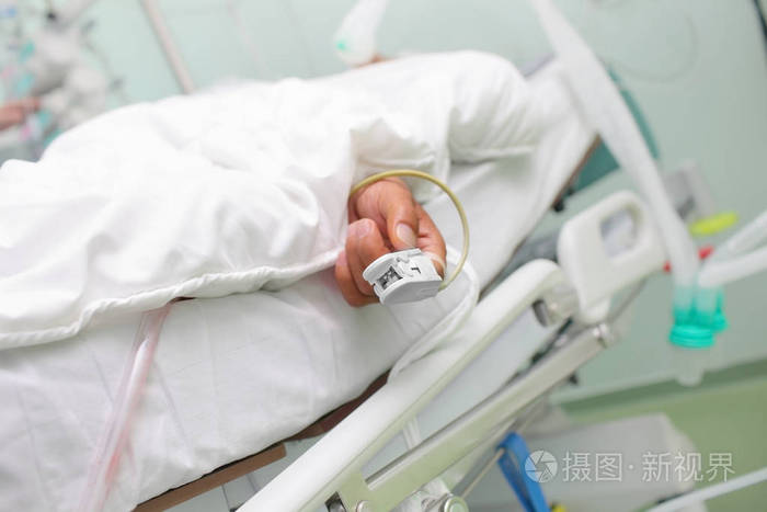 患者手指上的氧饱和度测量装置照片-正版商用图片0tjfwd-摄图新视界