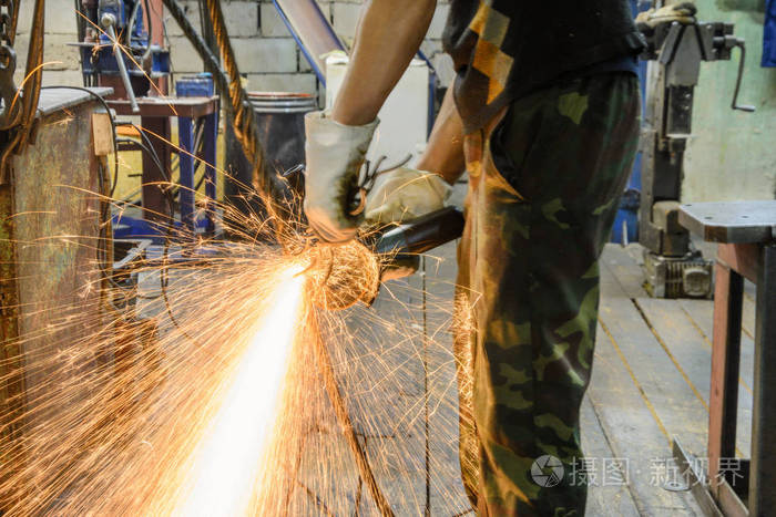 工人切割钢绞线