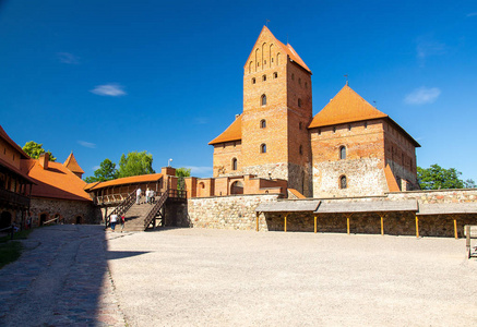 立陶宛加韦湖中世纪哥特式特拉凯岛城堡的庭院, 有石墙和塔楼, 有红色的瓷砖屋顶