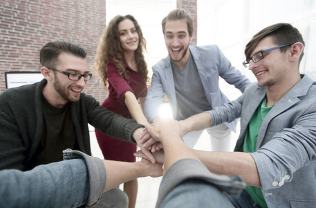 年轻人表现出志同道合的人在志同道合的背景下的年轻女子一群志同道合