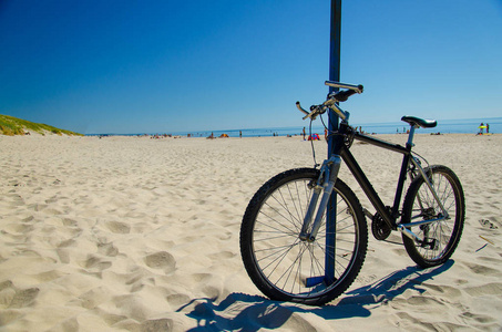 在立陶宛波罗的海的柯伦海地区, 国家公园 kursiu nerija, 蓝色的天空前的沙滩上骑自行车