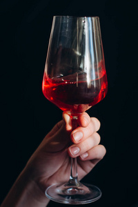 老板手拿红酒图片