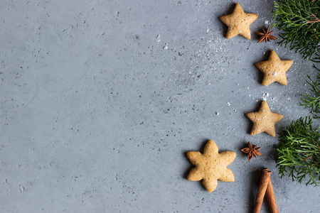 传统的圣诞姜饼曲奇和瞻博会在灰色混凝土背景的圣诞节装饰。复制文本空间