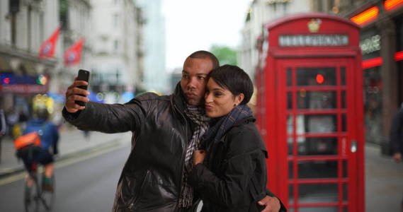 旅行的黑人夫妇在探索英国伦敦时自拍
