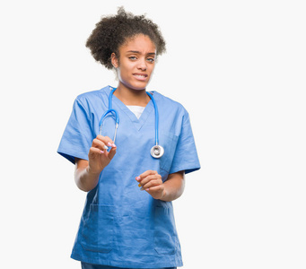 年轻的美国黑人医生在孤立的背景下反感表达, 不高兴和害怕做厌恶的脸, 因为反感反应。举手。恼人的概念