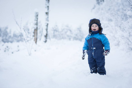 快乐白种人的孩子在雪地里玩