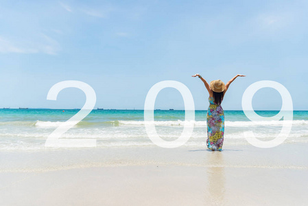 瑜伽新年快乐卡2019。剪影生活方式妇女站立作为数字2019年的一部分在海滩附近在日落。快乐, 生活方式  假期概念