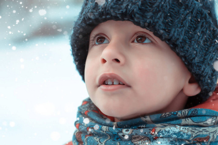 一个小男孩在冬天在户外的肖像