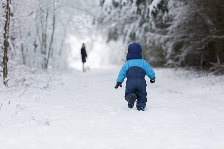 快乐白种人的孩子在雪地里玩