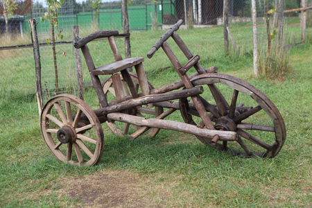 打开马车木马车.公园装饰装饰品照片