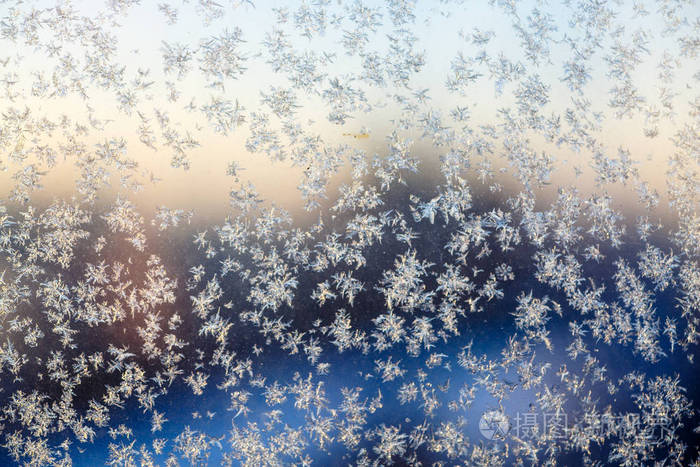 玻璃上的小冰霜可见的雪花r中的冬季
