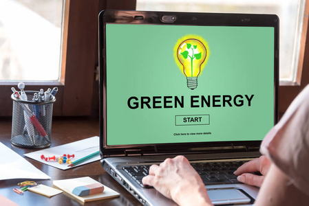 显示绿色能源概念的笔记本电脑屏幕