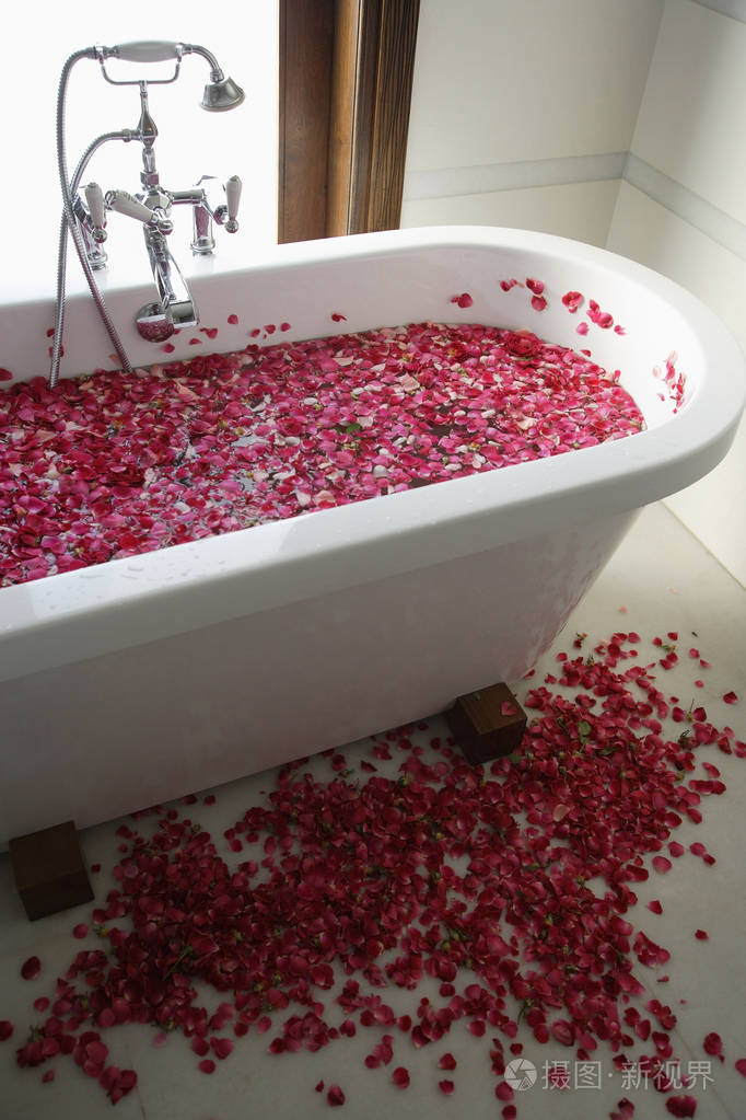 充满了花瓣浴