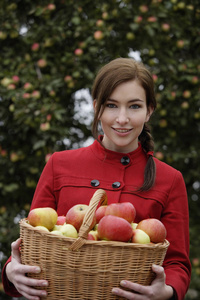 篮子里装满了苹果的年轻女子