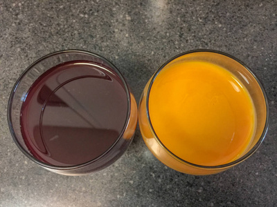 杯中的石榴汁和芒果汁