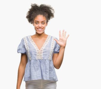 年轻的美国黑人妇女在孤立的背景显示和指向手指数五, 而微笑着自信和快乐