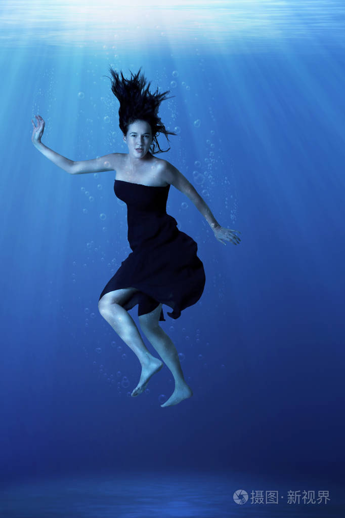 漂浮在水中的女人