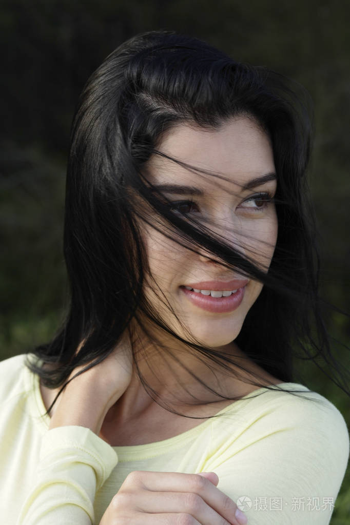 用头发遮住脸的女人