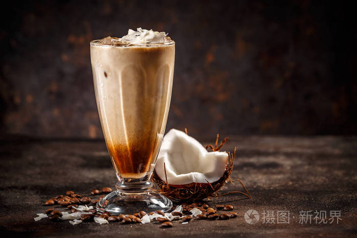 一杯美味的椰子味咖啡在复古黑暗的背景