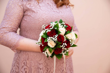 新娘拿着她的花束, 特写镜头