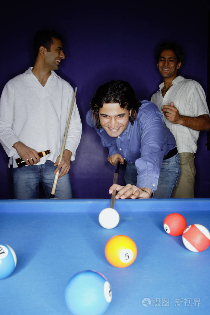 打台球的男人