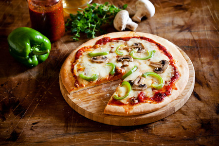 自制披萨配新鲜有机蘑菇和胡椒粉