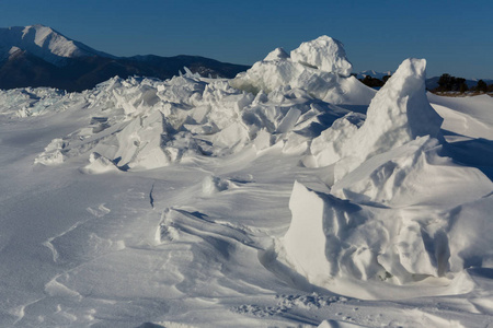 贝加尔湖的雪覆盖的冰 hummocks