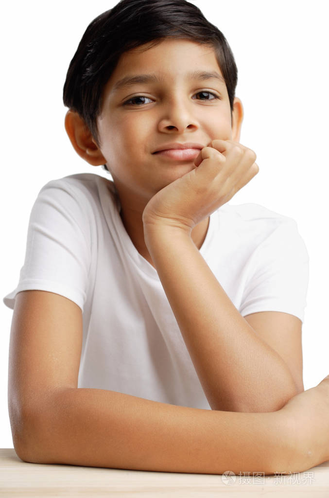 用手托住下巴的男孩