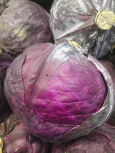 在商店特写的架子上的红卷心菜照片