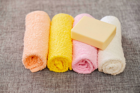 肥皂和毛巾。淋浴配件。卫生用品。牙刷牙粉
