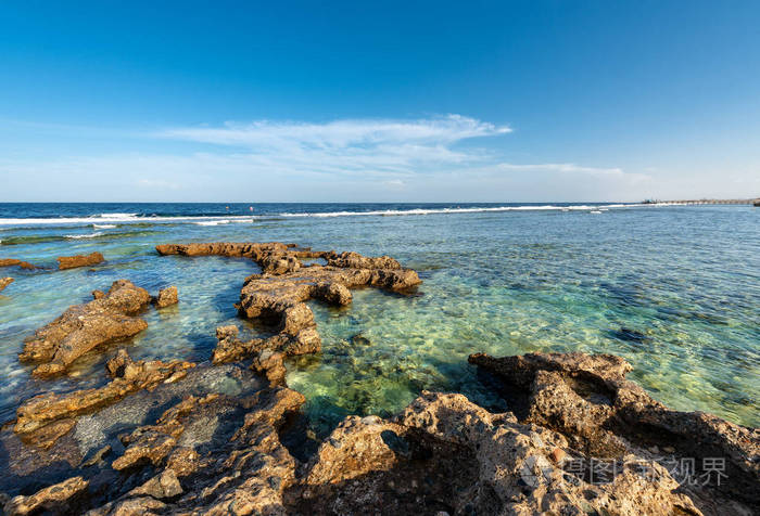 红海靠近非洲的玛萨阿拉姆.与珊瑚礁和海岸线的海景