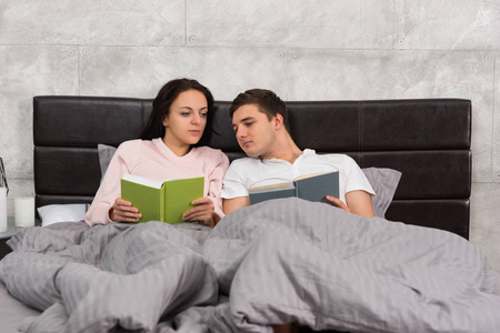 看对方躺在床上的书对年轻夫妇和