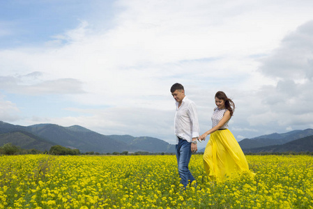 情人男人和女人在花田上行走照片