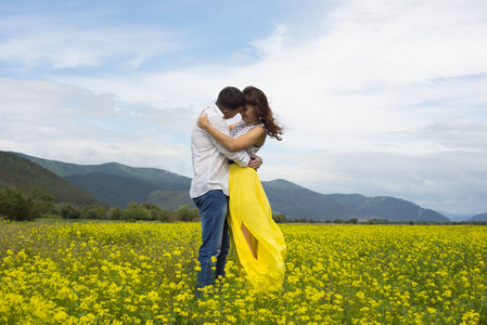 小伙伴们手挽手情侣们热情拥抱彼此照片