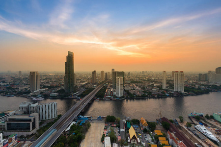 鸟瞰图，一条弯弯的曼谷市小河