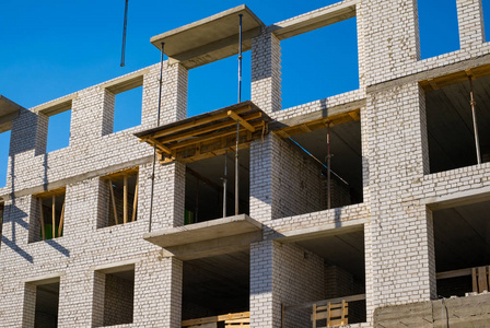 在蓝天的映衬下建造一座砖混结构的多层建筑照片