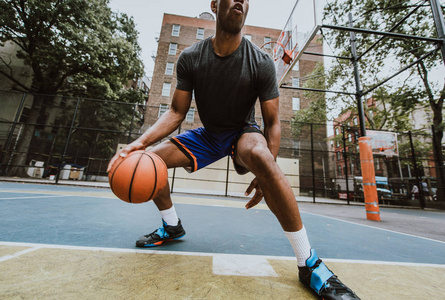 篮球运动员在纽约市赛场上的训练