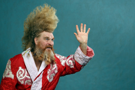 特写肖像的一个有魅力的成年男子胡子和高莫霍克人在工作室的黑暗背景