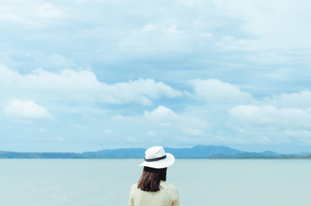 旅行冒险和自由的概念。复制空间女性看海滩背景视图