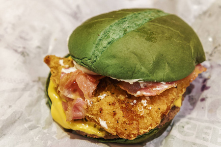 绿色面包, 里面装满了碎牛肉汉堡,香脆鸡肉,培根,美国奶酪和蛋黄酱